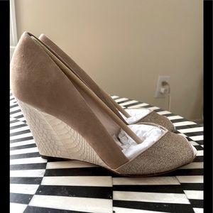 NWT Tracy Reece “Wylie” wedges in cream and sand